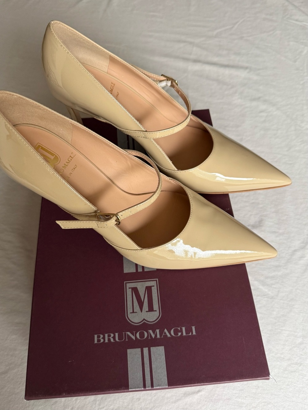 NIB Bruno Magli Beige Patent Leather Mary Jane Pumps SZ 7.5